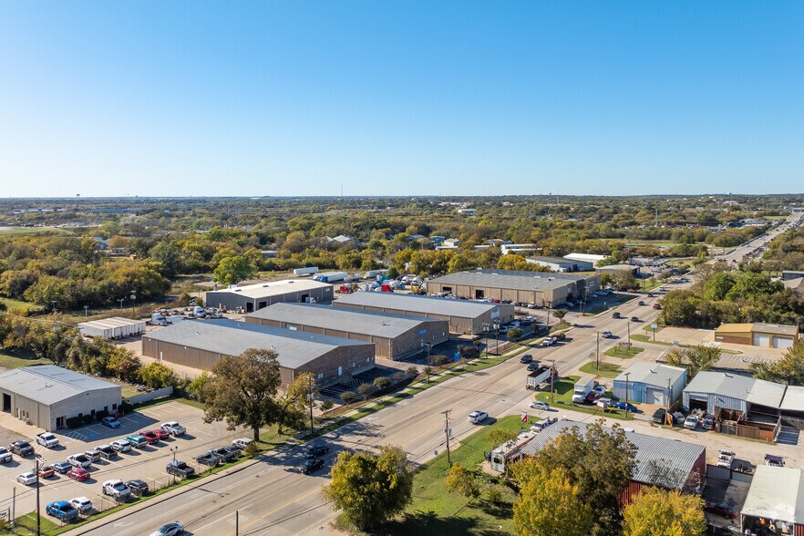 More Photos Of 711 W Kennedale Pky Building D, Kennedale Warehouse For Lease