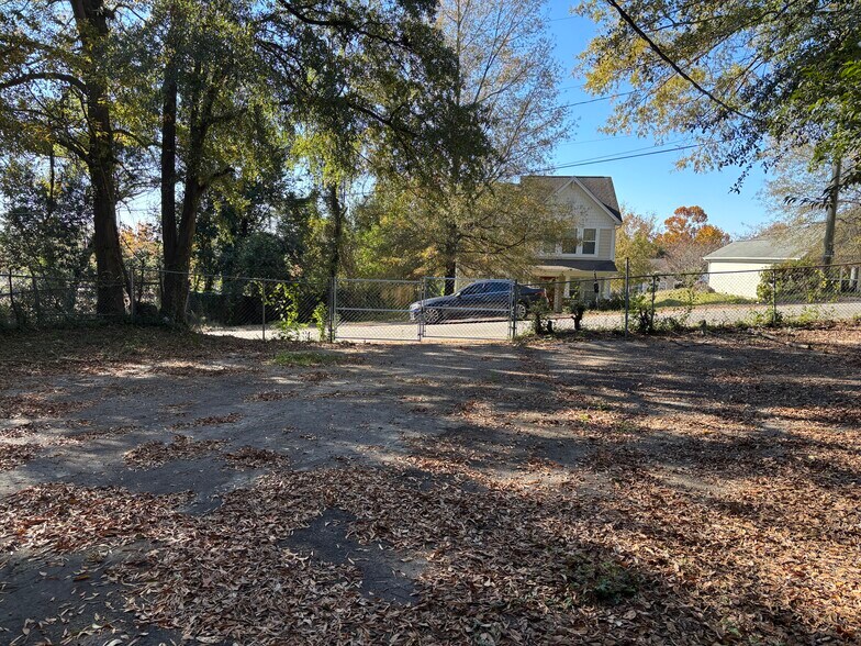 More Photos Of 517 S Saluda Ave, Columbia Light Distribution For Lease