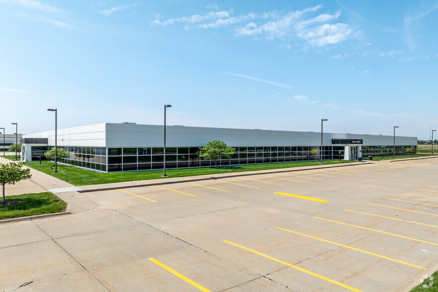 More Photos Of 12150 Meredith Dr, Urbandale Medical For Sale