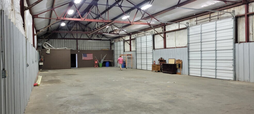 More Photos Of 2820 E Marshall Ave, Longview Light Manufacturing For Lease