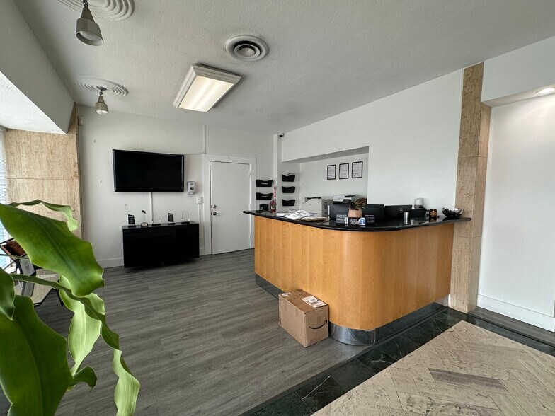 More Photos Of 2116 N Dixie Hwy, Hollywood Flex For Lease