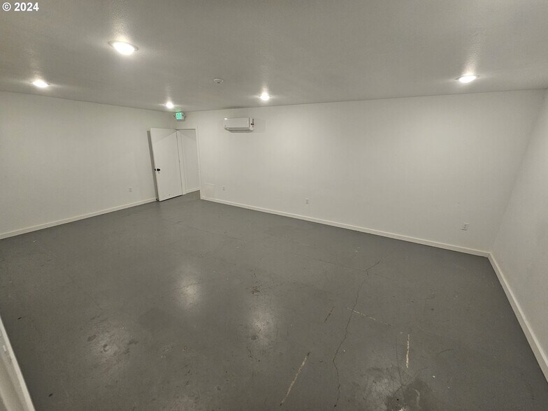 More Photos Of 5833 NE Portland Hwy, Portland Flex For Sale