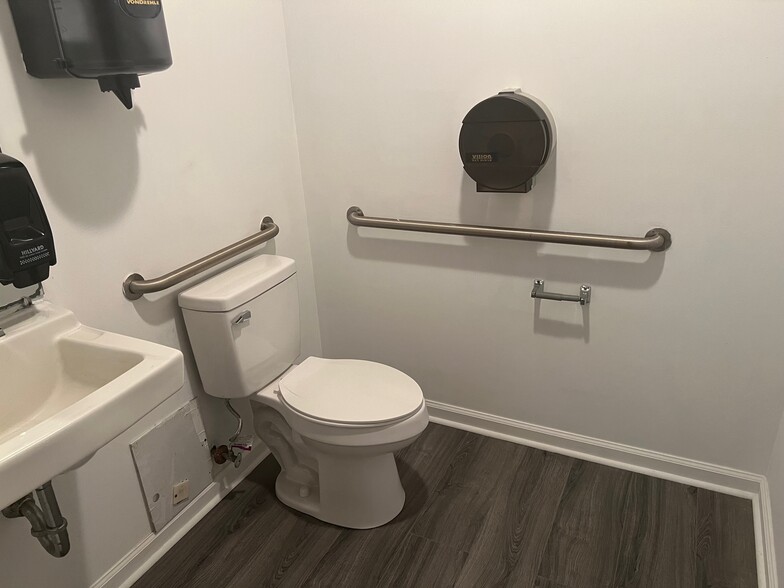 More Photos Of 330 Berry Garden Rd, Kernersville Warehouse For Lease