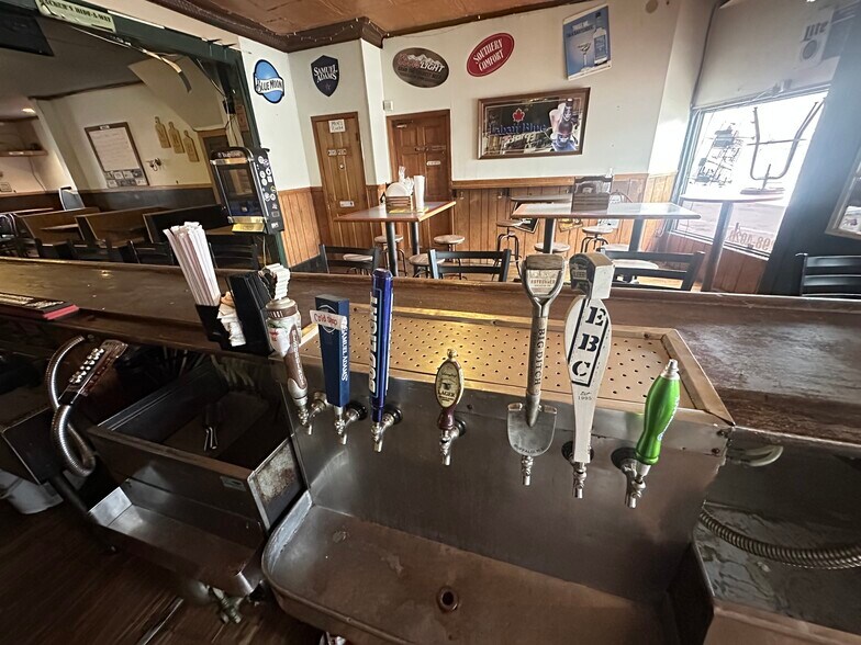 More Photos Of 2201 Hyde Park Blvd, Niagara Falls Restaurant For Sale