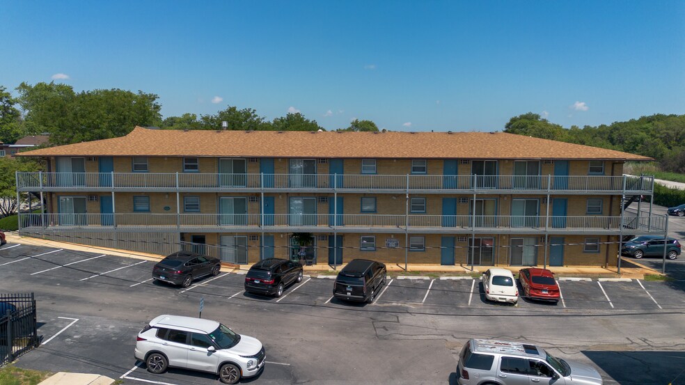 More Photos Of 2130 122nd St, Blue Island Apartments For Sale