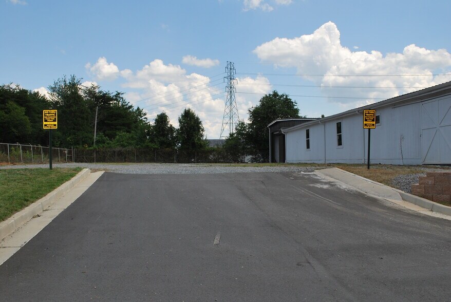 More Photos Of 1523 Salisbury Rd, Statesville Showroom For Lease