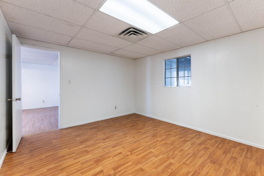 More Photos Of 2272 Crestline Loop, North Las Vegas Auto Repair For Sale