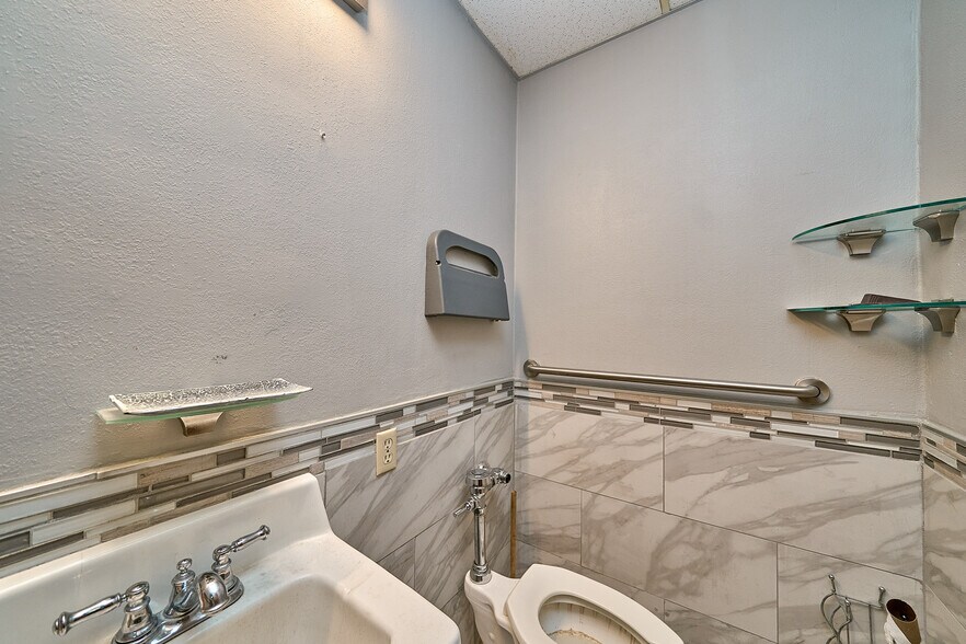 More Photos Of 8737 Beverly Blvd, West Hollywood Medical For Sale