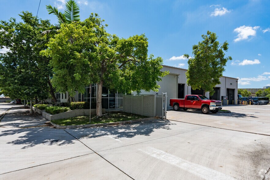 More Photos Of 3486 NW 25th St, Miami Warehouse For Lease