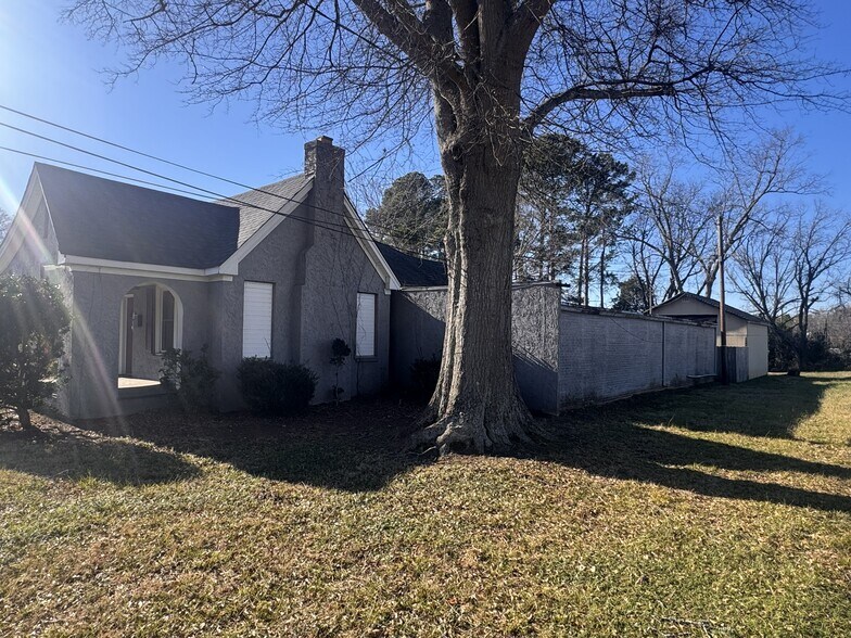 More Photos Of 1421 N Limestone St, Gaffney Office For Sale