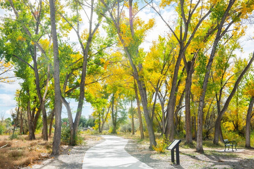 More Photos Of Grand Ave, Montrose Land For Lease