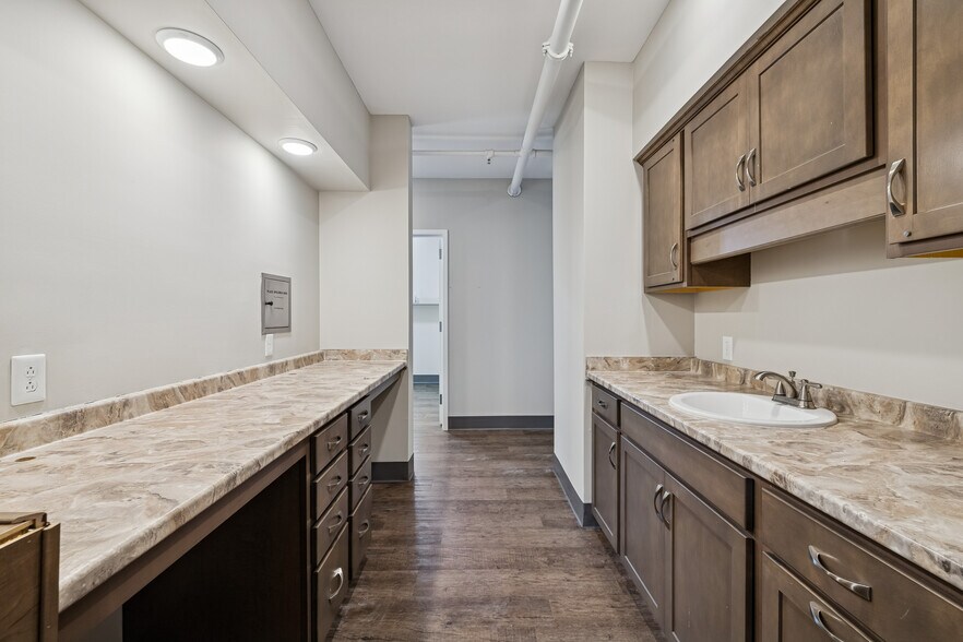 More Photos Of 1832 Memorial Dr, Clarksville Medical For Lease