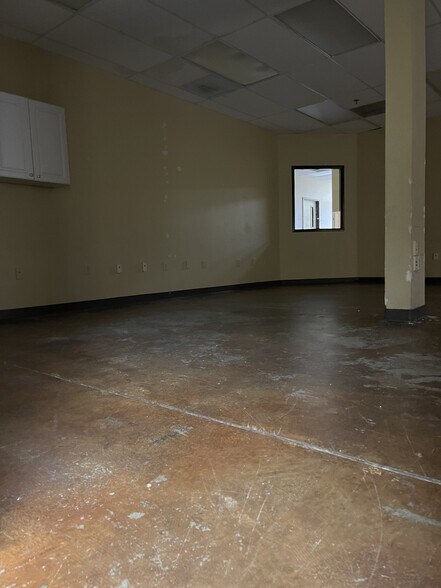 More Photos Of 1281 N Gene Autry Trl, Palm Springs Showroom For Lease