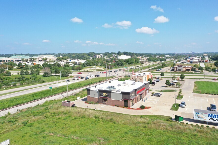 More Photos Of 746 Coral Ridge Ave, Coralville General Retail For Sale