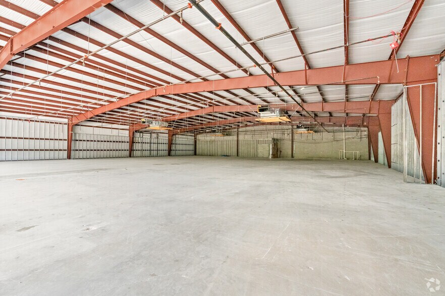 More Photos Of 5457 W Davis St, Conroe Showroom For Lease