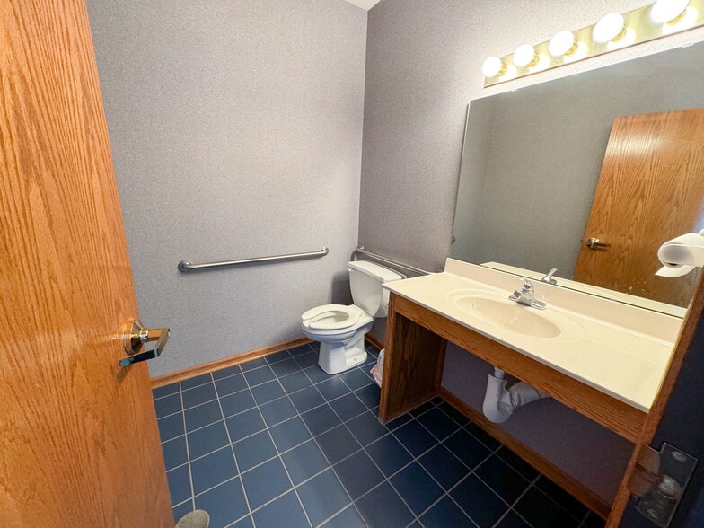 More Photos Of 401 Foxwood Dr, Raymore Medical For Sale