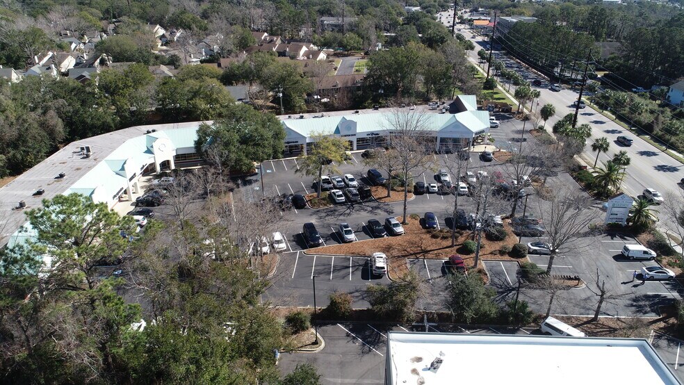 More Photos Of 320 W Coleman Blvd, Mount Pleasant Storefront For Lease