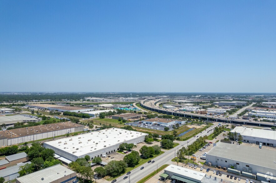 More Photos Of 10810 W Little York Rd, Houston Warehouse For Lease