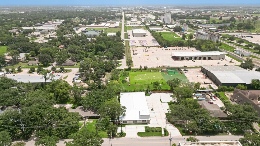 More Photos Of 910 East Ave, Katy Showroom For Lease