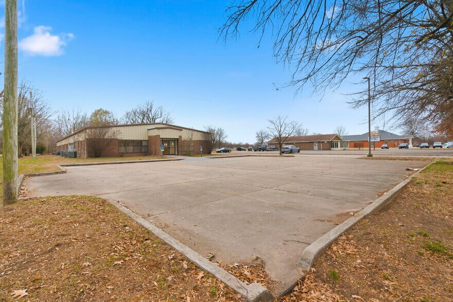 More Photos Of 718 N Martin St, East Prairie Office For Sale