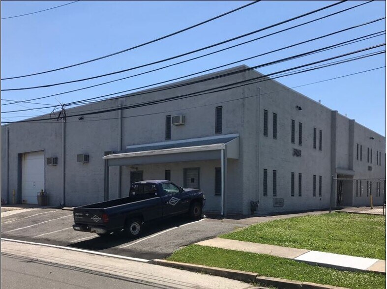 More Photos Of 500 Pine St, Holmes Warehouse For Lease