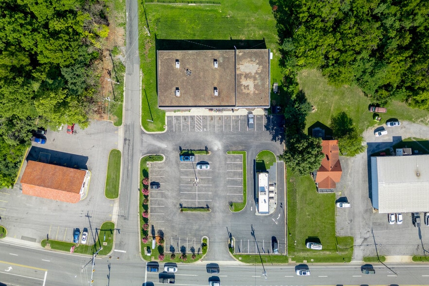 More Photos Of 4846 S Amherst Hwy, Madison Heights Unknown For Lease