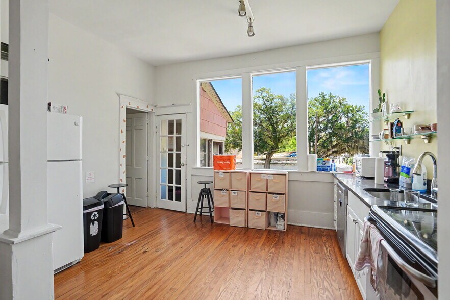 More Photos Of 17 W 41st St, Savannah Freestanding For Sale