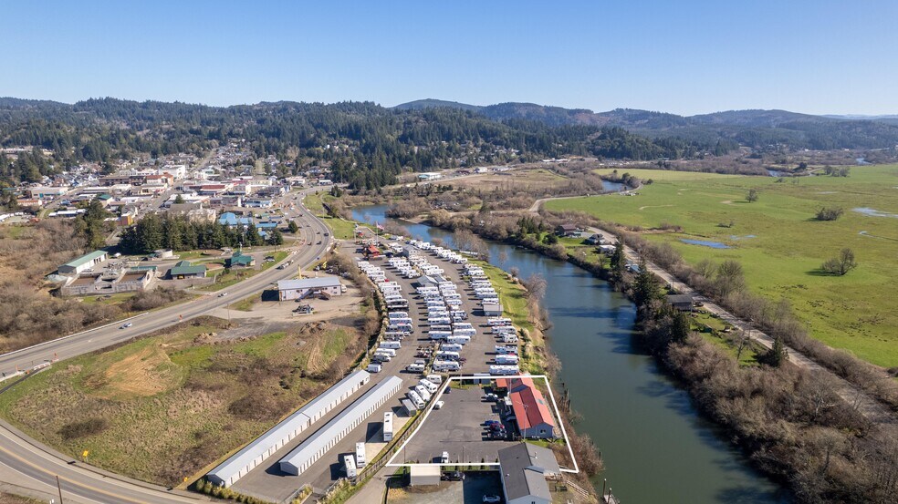 More Photos Of 751 Riverside Dr, Coquille Showroom For Sale