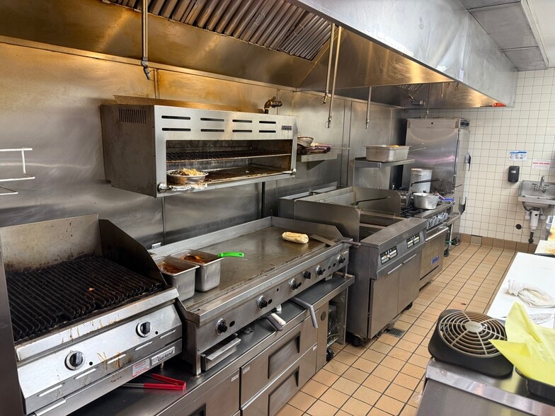 More Photos Of 40 El Camino, Fresno Storefront For Lease