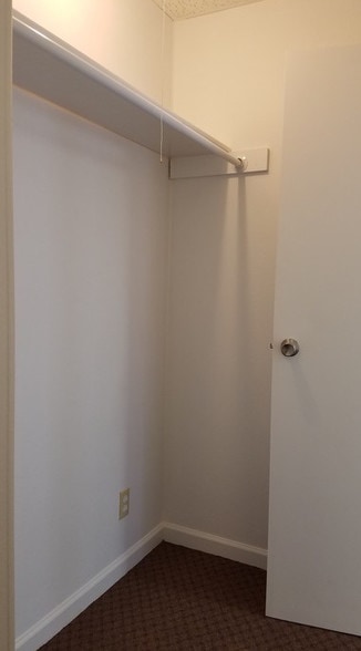 More Photos Of 515 Woodcrest Dr, Bloomington Medical For Lease