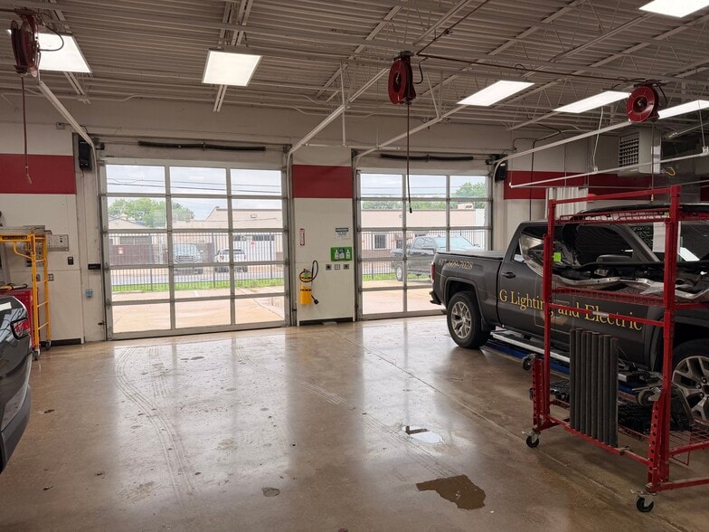 More Photos Of 202 Comstock St W, Dallas Warehouse For Lease