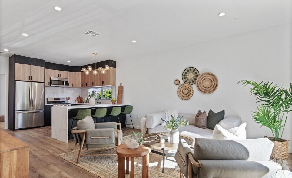 More Photos Of 10821 Hartsook St, North Hollywood Apartments For Sale