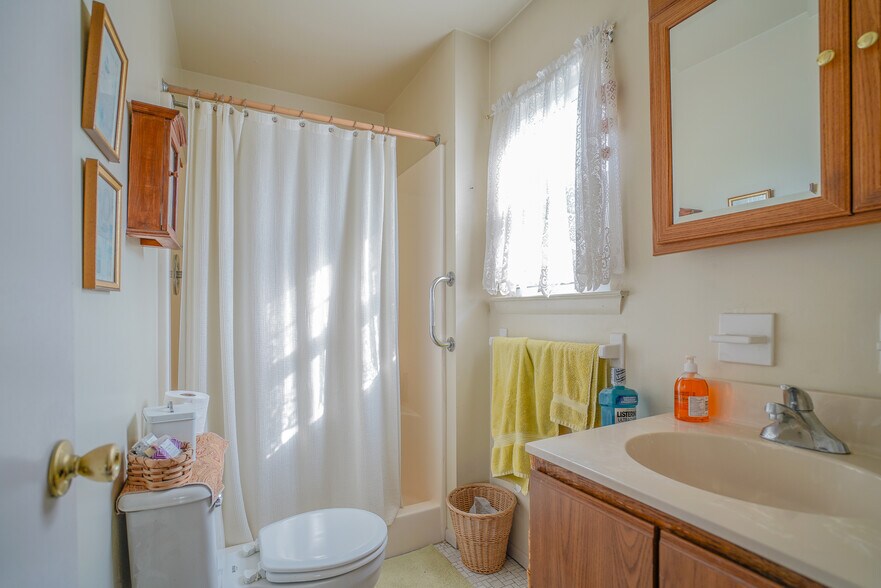 More Photos Of 610 S Cedar Ln, Upper Darby Office Residential For Sale