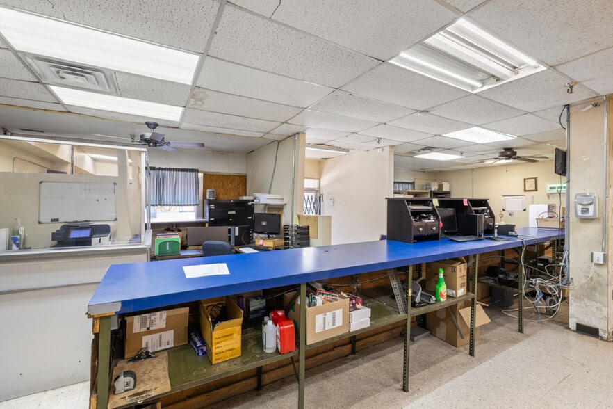 More Photos Of 120 S Main St, Lancaster Showroom For Lease