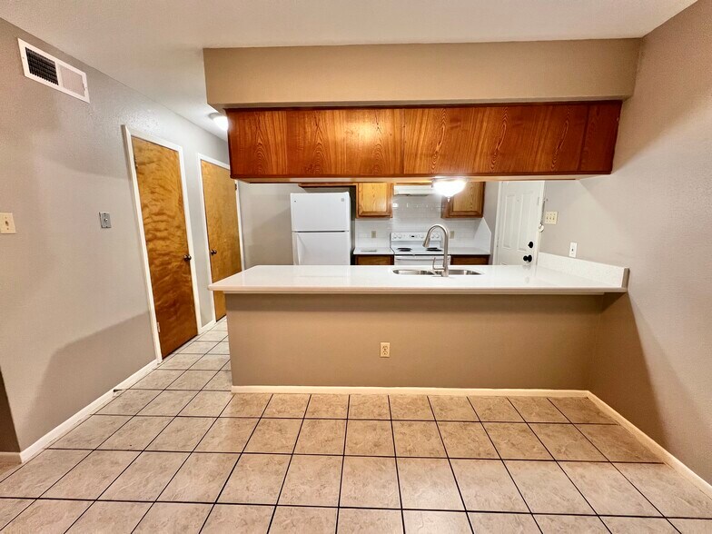 More Photos Of 1039 N Chenango St, Angleton Apartments For Sale