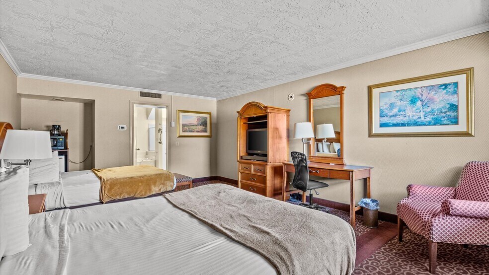 More Photos Of 1702 E Main St, Montrose Hotel For Sale