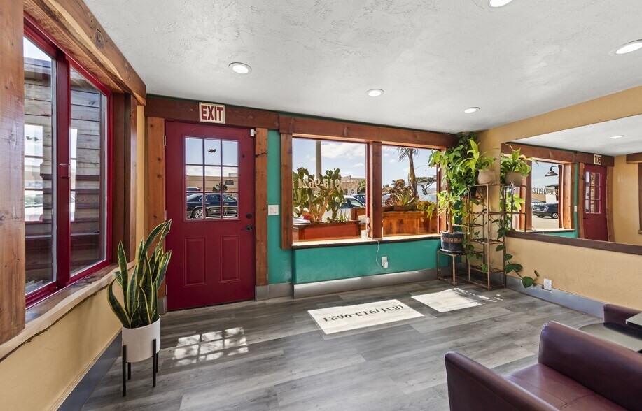 More Photos Of 1637 Del Monte Blvd, Seaside Storefront For Sale