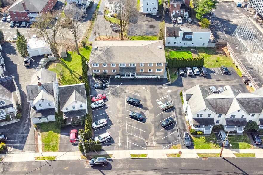 More Photos Of 27 Oak St, Stamford Office For Lease