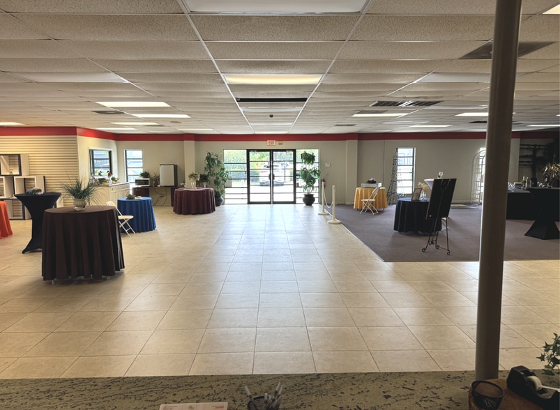 More Photos Of 12090 Metro Pky, Fort Myers Warehouse For Lease