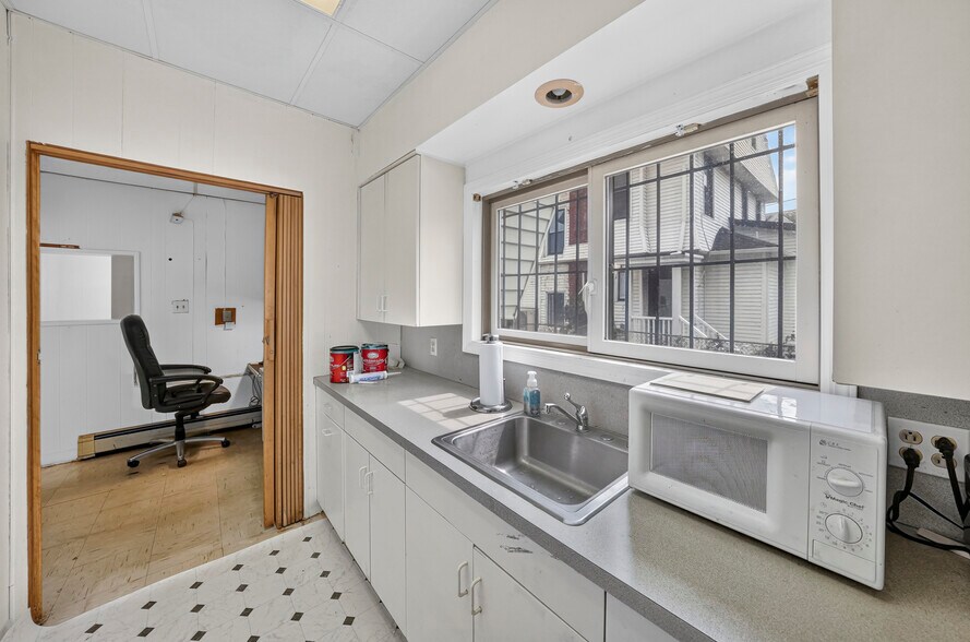 More Photos Of 137 Livingston Ave, New Brunswick Office Residential For Sale