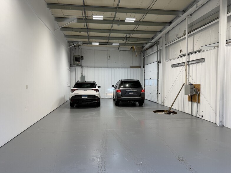 More Photos Of 500-580 Industrial Park Rd, Deep River Warehouse For Lease