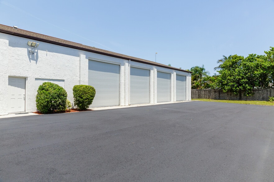 More Photos Of 128 Tomahawk Dr, Indian Harbour Beach Warehouse For Lease