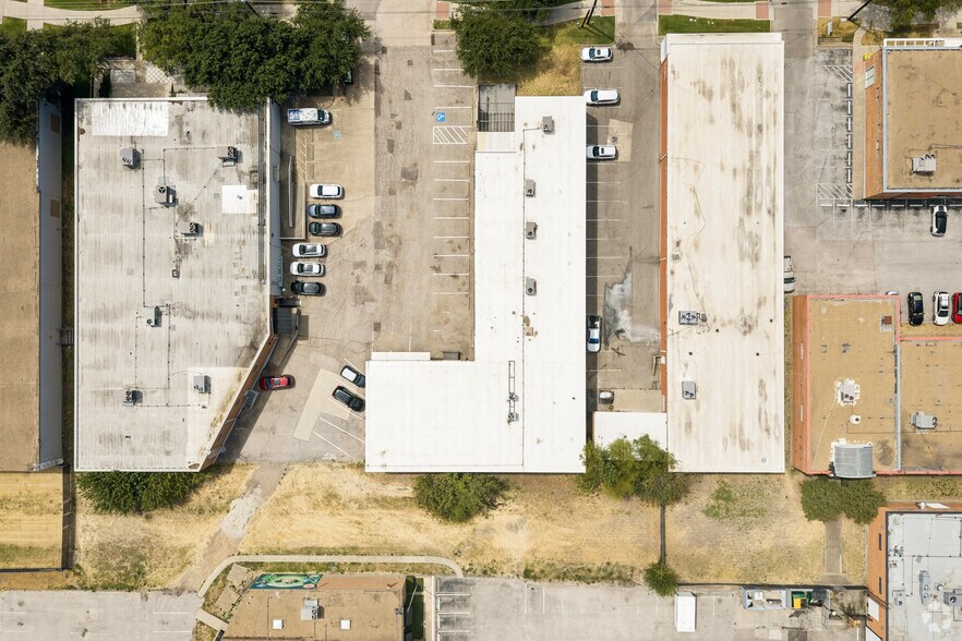 More Photos Of 1710 Hi Line Dr, Dallas Showroom For Lease