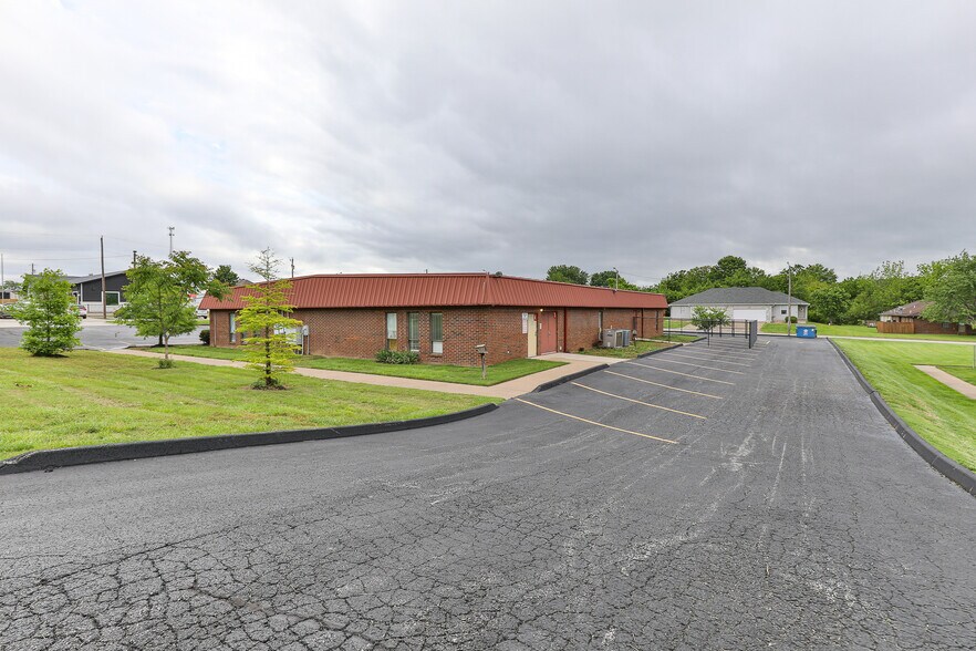 More Photos Of 500 W Daniels St, Ozark Office For Sale