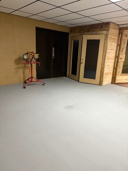 More Photos Of 901 E 9th St, Rochester Showroom For Sale