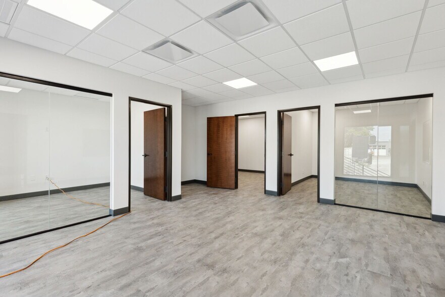 More Photos Of 4732 Algiers St, Dallas Manufacturing For Lease