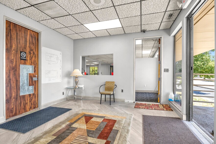 More Photos Of 24724 Lahser Rd, Southfield Office For Sale