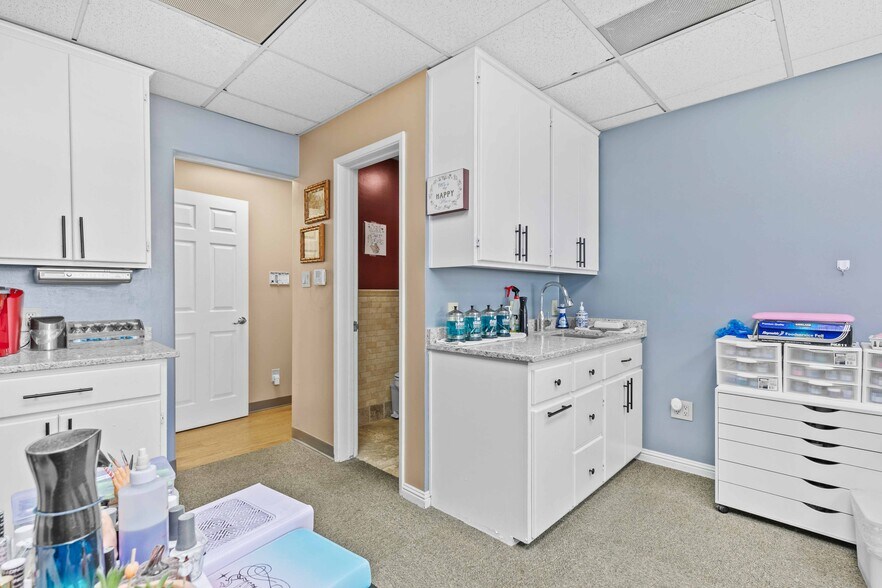 More Photos Of 2114 W Magnolia Blvd, Burbank Storefront For Sale