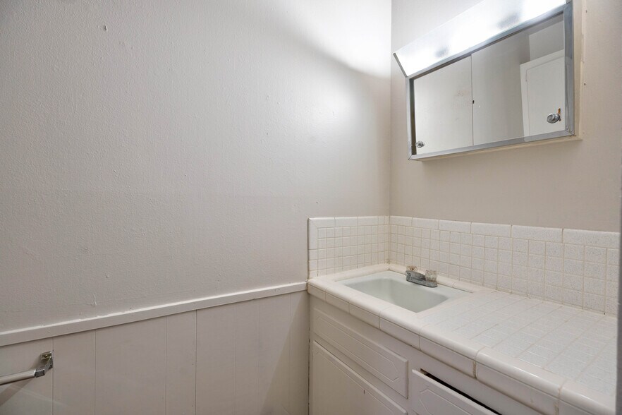 More Photos Of 2500 W 26th St, Plainview Apartments For Sale