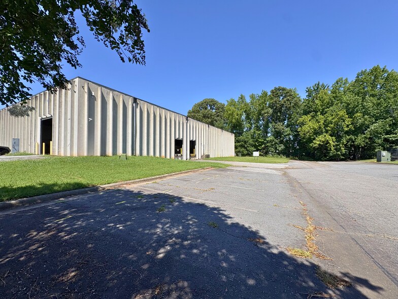 More Photos Of 3030 Horseshoe Ln, Charlotte Warehouse For Lease